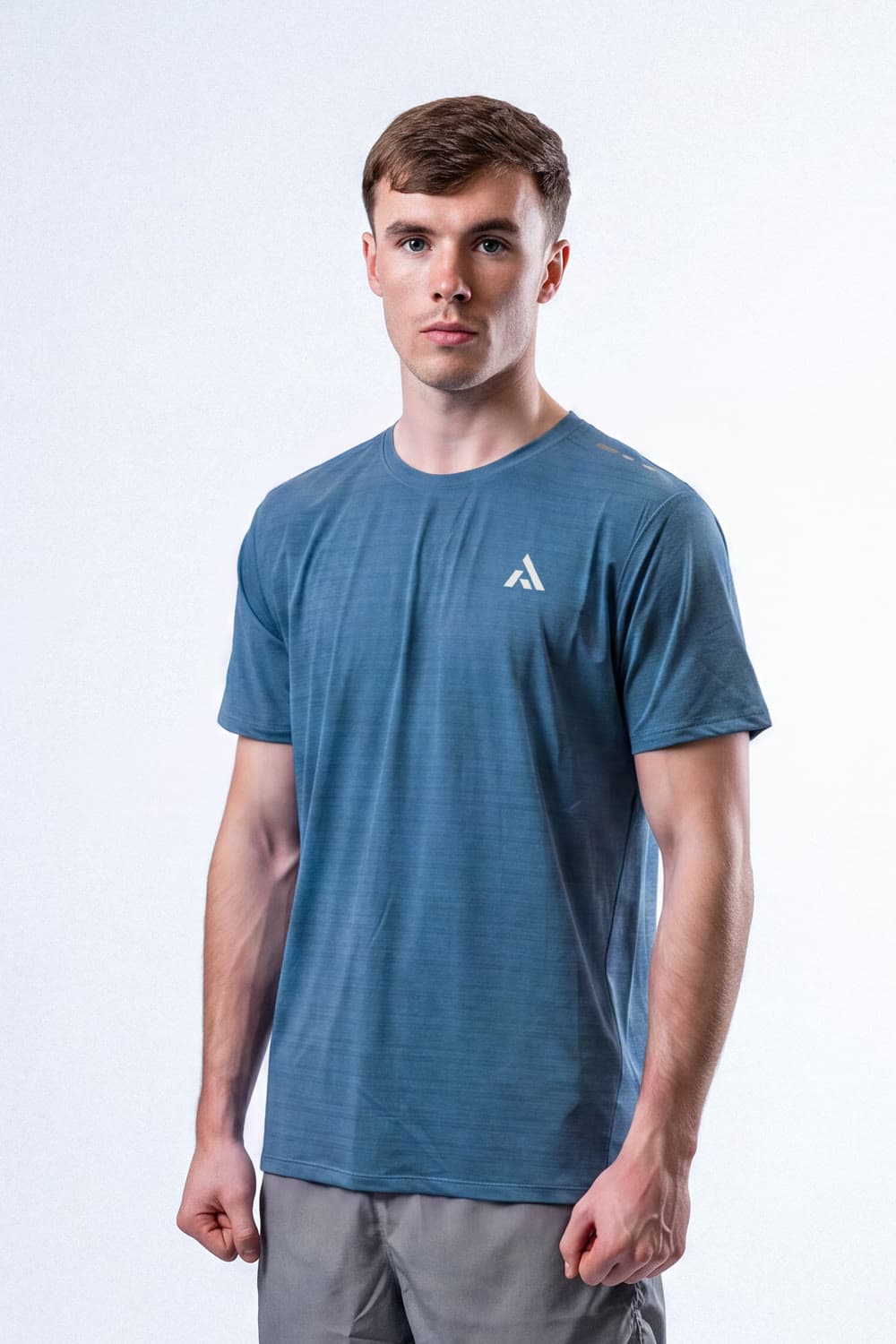 Athlete wearing the PEAK Aero T-shirt in blue